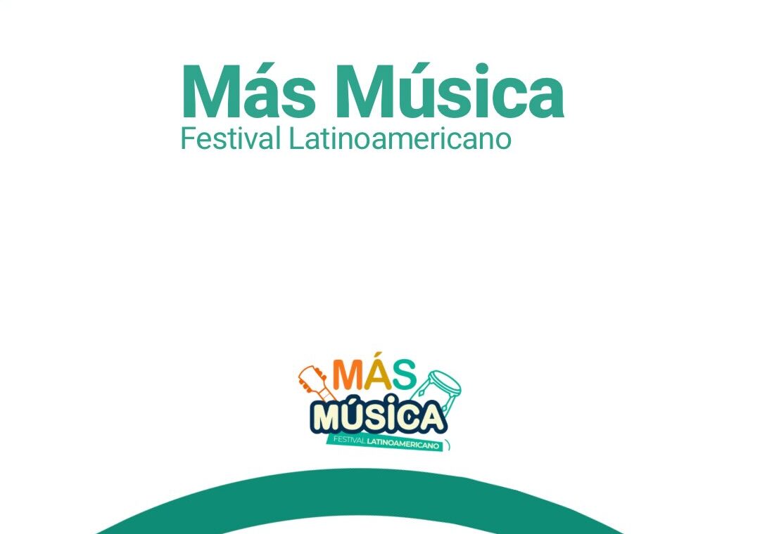 Afiche institucional con fondo blanco y elementos gráficos circulares en color verde azulado en los extremos superior e inferior.Texto principal: Presenta en el centro el nombre "Más Música" en color verde, seguido por la frase "Festival Latinoamericano" en un tono más claro.Isologotipo: Debajo del texto principal se replica el logo del festival, sumando colores naranja y celeste, junto a las ilustraciones vectoriales de un tambor, maracas y una trompeta.