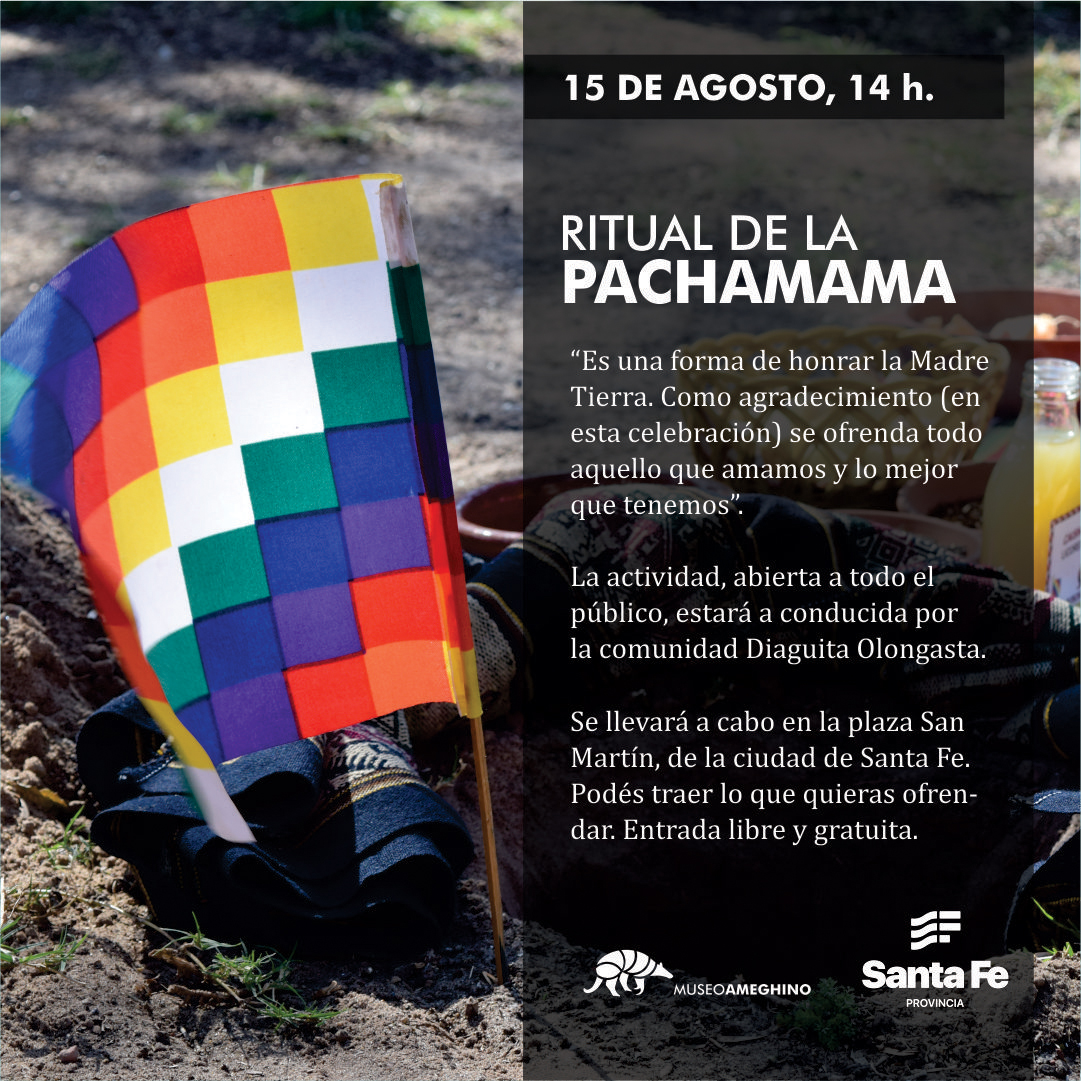 Fotografía en primer plano de una pequeña bandera Wiphala cuadrangular y multicolor, clavada en la tierra junto a una manta andina tejida. Al lado, un bloque de texto oscuro detalla la invitación al "Ritual de la Pachamama" el 15 de agosto a las 14 h en la Plaza San Martín de Santa Fe. El texto indica que la actividad es abierta, libre, gratuita y estará conducida por la comunidad Diaguita Olongasta, invitando a llevar ofrendas. En el margen inferior derecho se observan los logotipos del Museo Ameghino y del Gobierno de la Provincia de Santa Fe.