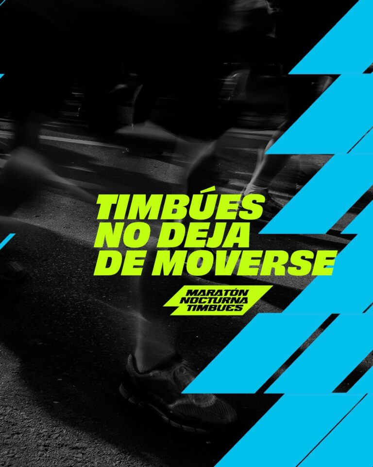 Afiche publicitario de la Maratón Nocturna Timbúes diseñado en blanco y negro con detalles en colores amarillo flúor y azul celeste. El cartel muestra en el centro el lema TIMBÚES NO DEJA DE MOVERSE en letras amarillas sobre una foto en movimiento de corredores en la calle, acompañado por un isotipo geométrico azul en el lateral derecho.