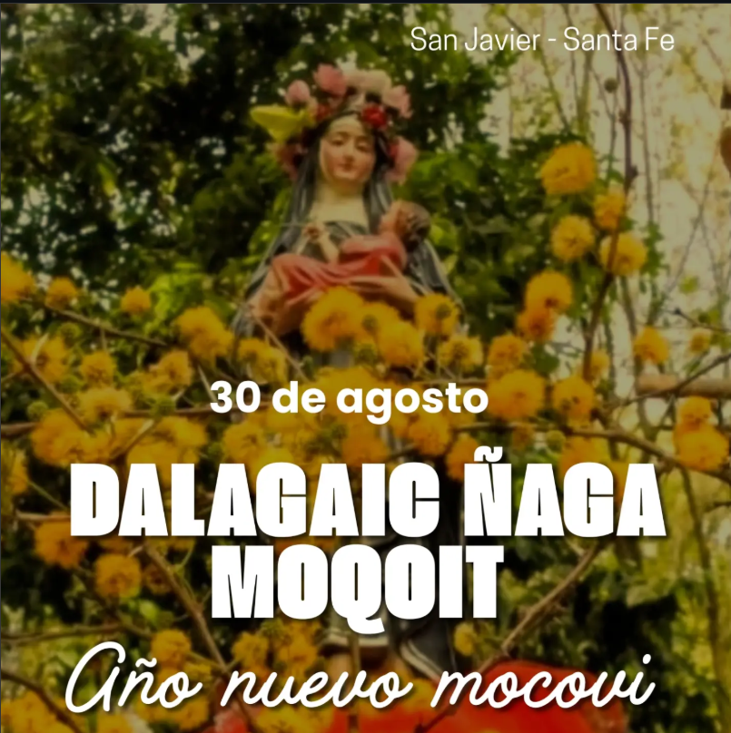 Flyer sobre el Año Nuevo Mocoví, Dalagaic Ñaga Moqoit, que se conmemora el 30 de agosto en San Javier, Santa Fe. La imagen muestra una figura religiosa rodeada de flores amarillas y vegetación. El texto destaca la celebración como el ‘Año nuevo mocoví