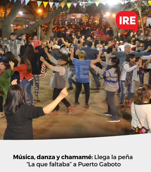 Imagen promocional de la peña folclórica ‘La que faltaba’ en Puerto Gaboto. Se observa a un gran grupo de personas bailando en un espacio al aire libre, con banderines de colores y un ambiente festivo. El texto de la imagen anuncia: ‘Música, danza y chamamé: llega la peña “La que faltaba” a Puerto Gaboto