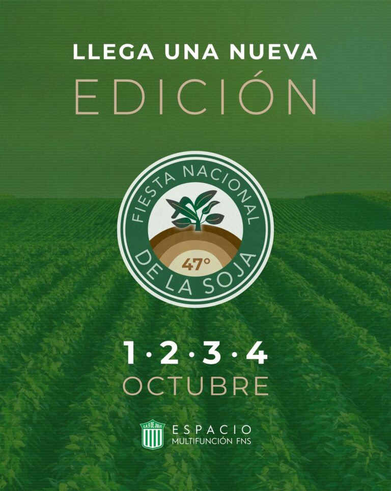 Un campo de cultivo verde con líneas diagonales sirve de fondo para un cartel promocional de color verde oliva. En la parte superior, se lee el texto en letras blancas mayúsculas: LLEGA UNA NUEVA EDICIÓN.En el centro del afiche, se destaca un logotipo circular de color verde oscuro y blanco con la inscripción FIESTA NACIONAL DE LA SOJA y la leyenda 47° en el medio, justo debajo de una ilustración que muestra un brote de soja creciendo de la tierra.Debajo del emblema, se especifican las fechas del evento con números grandes separados por puntos: 1 • 2 • 3 • 4 OCTUBRE. En la base de la imagen, se visualiza el escudo del Club Atlético 9 de Julio junto al texto: ESPACIO MULTIFUNCIÓN FNS.