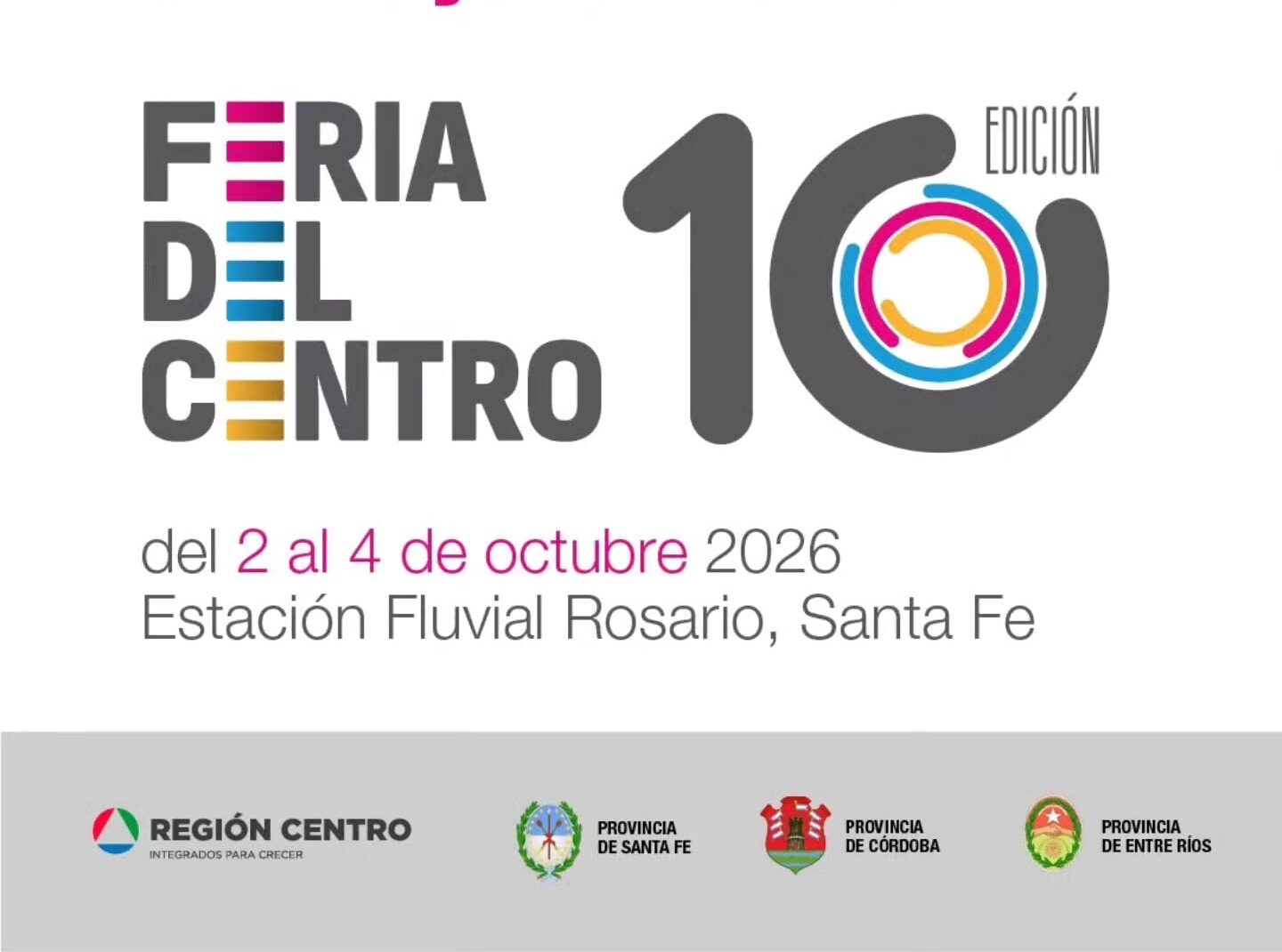 afiche promocional de la 10ª edición de la Feria del Centro, organizado por la Región Centro de Argentina (Provincias de Santa Fe, Córdoba y Entre Ríos). A la izquierda, el nombre del evento: FERIA DEL CENTRO en letras grises y con detalles geométricos de colores. A la derecha, un gran número 10 acompañado por la palabra EDICIÓN. Abajo, las fechas y el lugar del evento: del 2 al 4 de octubre 2026 en la Estación Fluvial Rosario, Santa Fe.
