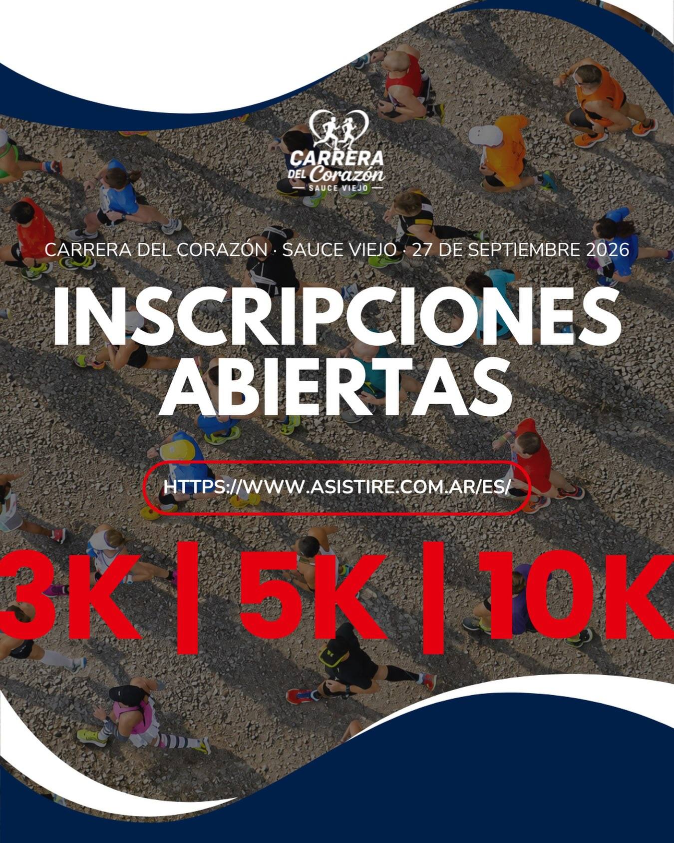 Afiche publicitario de la "Carrera del Corazón" en Sauce Viejo. La imagen muestra una toma aérea de corredores sobre un suelo de tierra. En el centro destaca el texto en letras blancas "INSCRIPCIONES ABIERTAS" y abajo, en letras grandes de color rojo, las distancias "3K | 5K | 10K". También incluye la fecha del evento (27 de septiembre de 2026) y el sitio web de registro en un recuadro rojo (HTTPS://WWW.ASISTIRE.COM.AR/ES/).