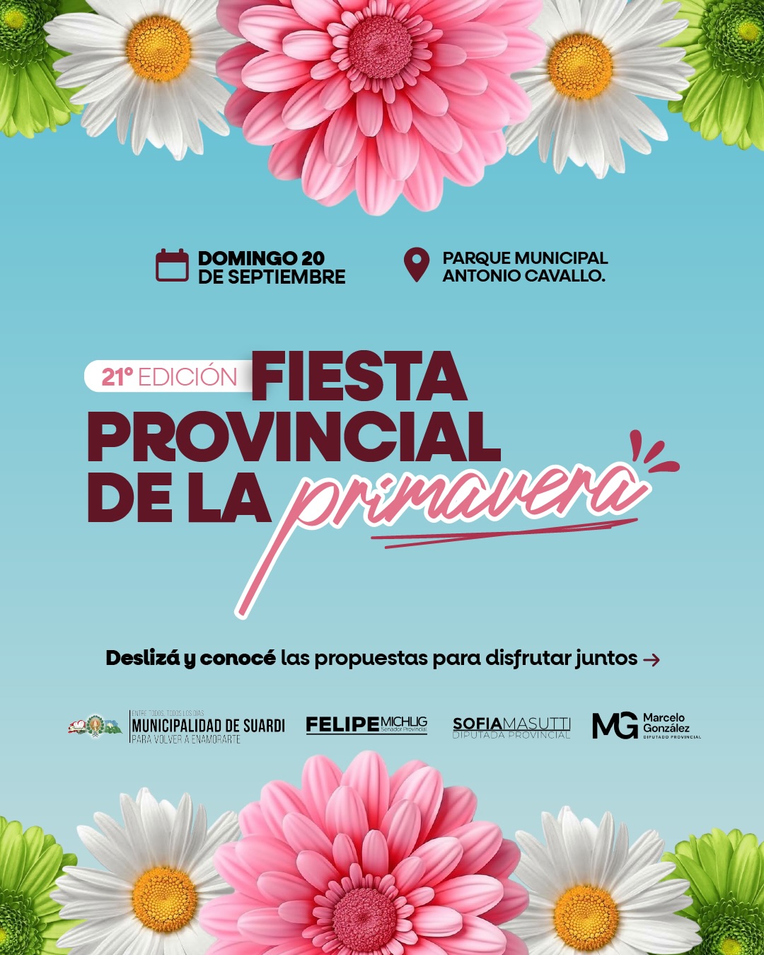 Volante publicitario digital con un fondo celeste claro degradado. Los márgenes superior e inferior están decorados con arreglos de flores grandes en primer plano, que incluyen margaritas blancas con centros amarillos, flores de color rosa intenso (gerberas) y flores de color verde claro. Al centro se lee el título principal: «21ª EDICIÓN FIESTA PROVINCIAL DE LA primavera», combinando letras mayúsculas de color marrón y la palabra «primavera» en una tipografía manuscrita de color rosa con un detalle de destellos en la esquina superior derecha.