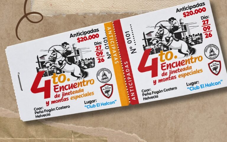 Folleto publicitario impreso sobre fondo marrón rústico que anuncia la venta de entradas anticipadas.Encabezado: ANTICIPADAS DISPONIBLES ¡No te quedes sin la tuya! junto al logo de la Peña Fogón Costero - Helvecia.Ticket de entrada: Muestra un diseño troquelado con la ilustración de un jinete.Datos del evento: 4to. Encuentro de jineteada y montas especiales, a realizarse el 27/09/26 en el Club El Halcón.Precio: $20.000 la entrada anticipada.