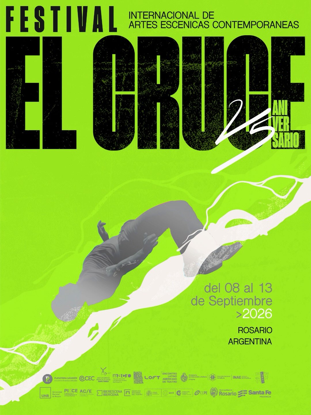 Póster promocional verde lima del "Festival Internacional de Artes Escénicas Contemporáneas EL CRUCE", que celebra su 25 aniversario.El diseño destaca por:Texto superior: El nombre del festival en letras negras grandes con textura desgastada y un trazo blanco que forma el número 25.Centro: Una franja blanca diagonal con la imagen en escala de grises de una persona realizando una acrobacia aérea.Datos del evento: Indica que se realizará del 08 al 13 de Septiembre de 2026 en Rosario, Argentina.Base: Una línea de logotipos de patrocinadores e instituciones locales.