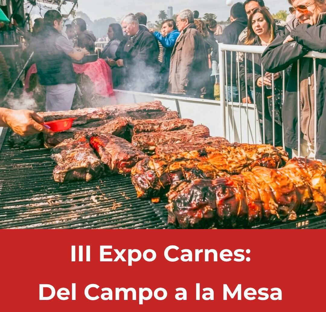 Afiche promocional de la "III Expo Carnes: Del Campo a la Mesa", un evento que reunirá al sector productivo el 24 de septiembre en Reconquista. En la parte superior, se observa una gran parrilla al aire libre repleta de carne asándose frente al público.