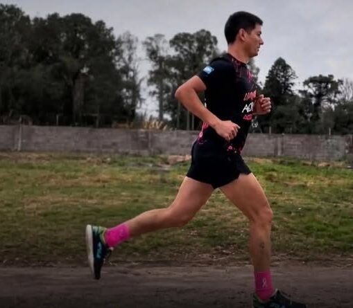 Imagen promocional que muestra a un atleta corriendo de perfil en un predio al aire libre. El corredor viste indumentaria deportiva negra y medias largas de color rosa vibrante con el lazo de concientización.En la parte inferior, sobre un fondo negro, se destaca el texto en letras blancas y amarillas: En octubre, Uranga Activa y se suma al calendario regional de maratones. Al pie de la pieza se ubica el logotipo de la marca 341 media.