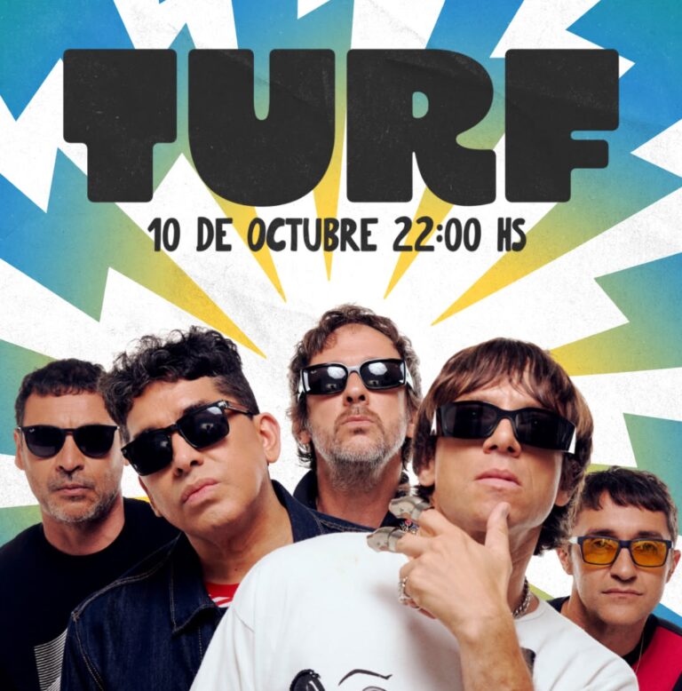 Afiche promocional del concierto de la banda argentina Turf. En la parte superior, sobre un fondo con destellos tipo cómic en azul, amarillo y blanco, se lee en letras negras gruesas: TURF, 10 de octubre 22:00 hs. En la mitad inferior aparece una fotografía en primer plano de los cinco integrantes de la banda mirando al frente con gafas de sol oscuras y anteojos.