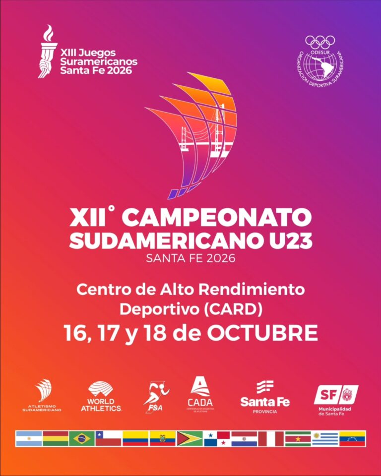 Cartel oficial del XII Campeonato Sudamericano de Atletismo U23, que se celebrará los días 16, 17 y 18 de octubre en el Centro de Alto Rendimiento Deportivo (CARD) de Santa Fe. La gráfica incluye arriba los logotipos de los XIII Juegos Suramericanos Santa Fe 2026 y de ODESUR, en el centro una ilustración estilizada del Puente Colgante de Santa Fe con los colores de la antorcha, y en el pie institucional los emblemas de CADA, World Athletics, Atletismo Sudamericano y los gobiernos local y provincial, junto a las banderas de los países participantes.